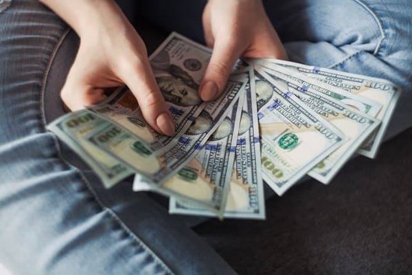 Découvrez Votre Avenir Financier: Essayez le Tirage de Tarot Gratuit et Immédiat