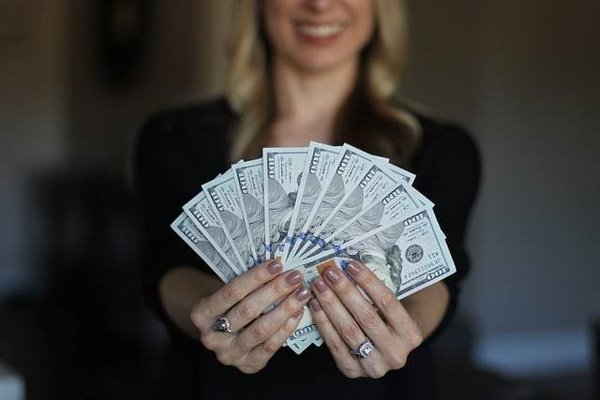 Découvrez ce que les,cartes révèlent sur votre avenir financier : Guide du tirage de tarot pour l'argent