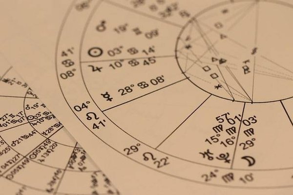 Découverte et Pratique : Comment les Tarots Peuvent Éclairer Votre Chemin Astrologique
