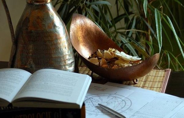 La Connexion Mystique : Découvrez Votre Carte de Tarot Selon Votre Signe Astrologique