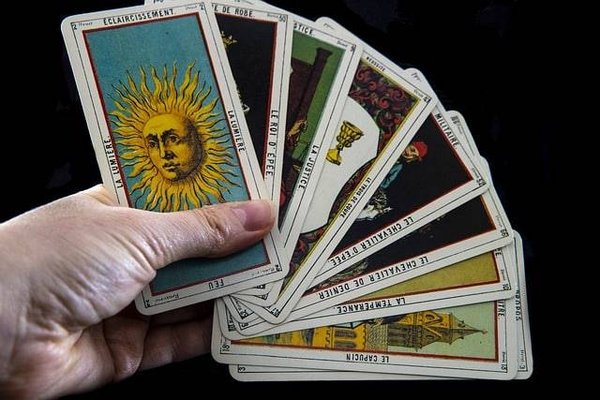 Les secrets du tarot : Entre magie et voyance, percez les mystères des cartes