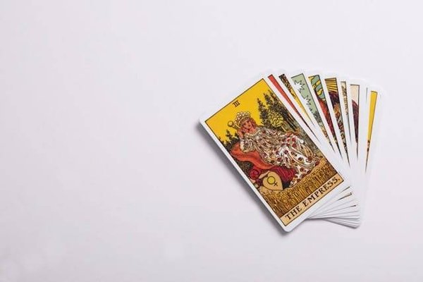 Les secrets révélés de la numérologie du Tarot : Découvrez votre avenir et les messages cachés dans les cartes