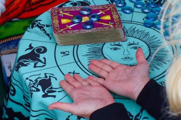 Maîtrisez l'art divinatoire : Apprendre le tirage de tarot et la numérologie pas à pas