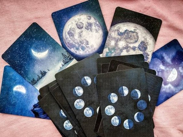 Découvrez-vous à travers le tarot psychologique : l'art de jouer avec votre inconscient