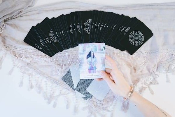 Dévoilez Vos Profondeurs: Guide Ultime pour Apprendre le Tarot Psychologique