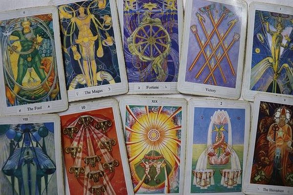 Exploration des arcanes : Comment la croyance dans le tarot peut influencer notre quotidien