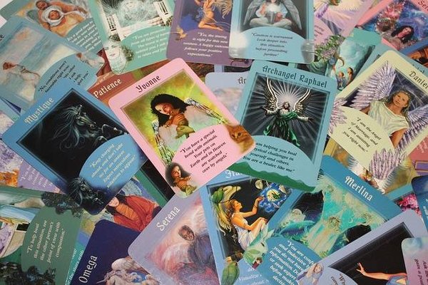 Découvrez ce que les anges ont à vous dire : Votre guide complet pour un tirage de tarot des anges