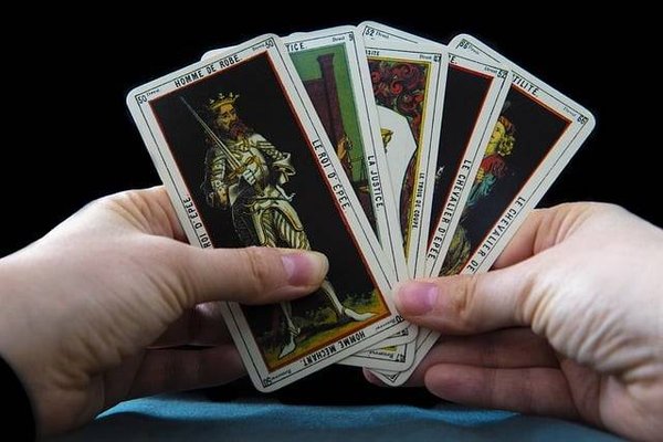 Votre avenir professionnel dévoilé : Tarot travail gratuit en ligne