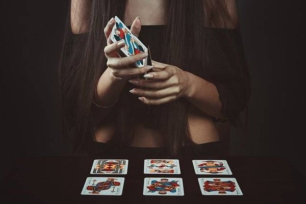 Les secrets d'un tirage tarot travail sérieux : Guide pour comprendre votre avenir professionnel